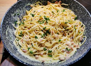 Zdjęcie przepisu Spaghetti carbonara ze śmietaną.
