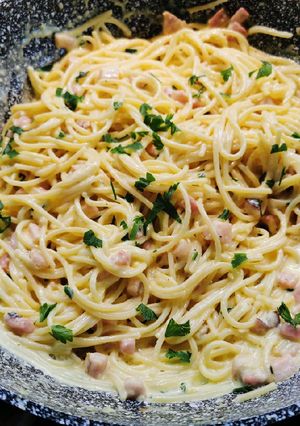 Zdjęcie przepisu Spaghetti carbonara ze śmietaną.
