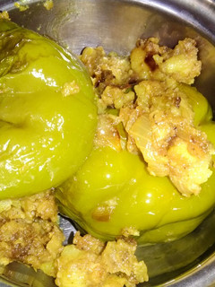 भरवां शिमला मिर्च (bharwa shimla mirch recipe in Hindi) रेसिपी मुख्य फोटो