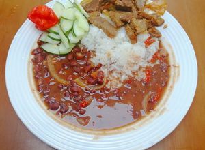 Una foto de Carne Salteada, Porotos y Arroz