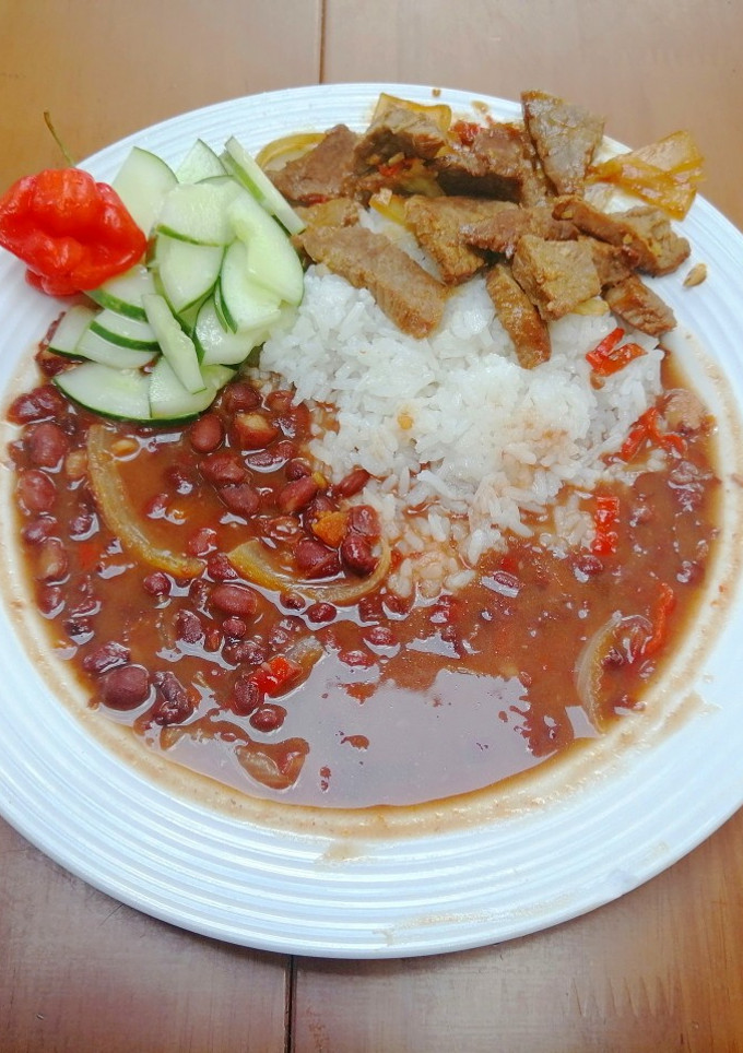 Una foto de Carne Salteada, Porotos y Arroz