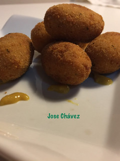 Una foto de Croquetas de jamón York y Croquetas de atún