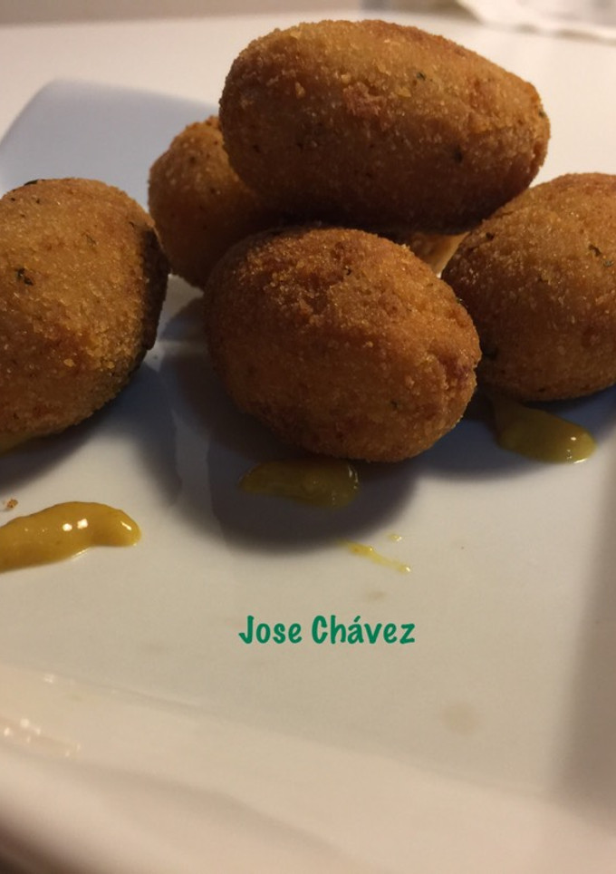Una foto de Croquetas de jamón York y Croquetas de atún