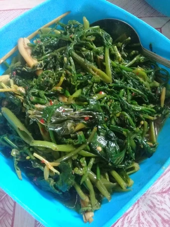 Cara Gampang Membikin Resep Tumis kangkung pakis dengan daun pepaya yang Sempurna Anti Ribet, Mantap