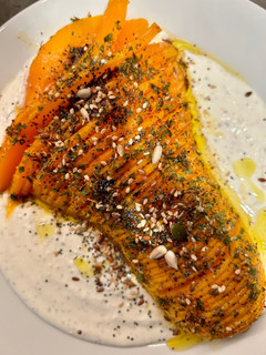 Foto principal de Calabaza estilo hasselback con crema de queso feta 🎃