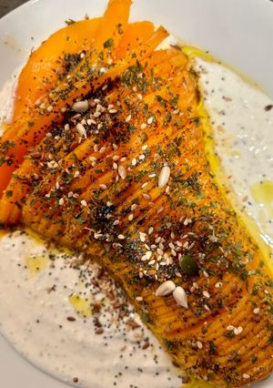 Foto principal de Calabaza estilo hasselback con crema de queso feta 🎃