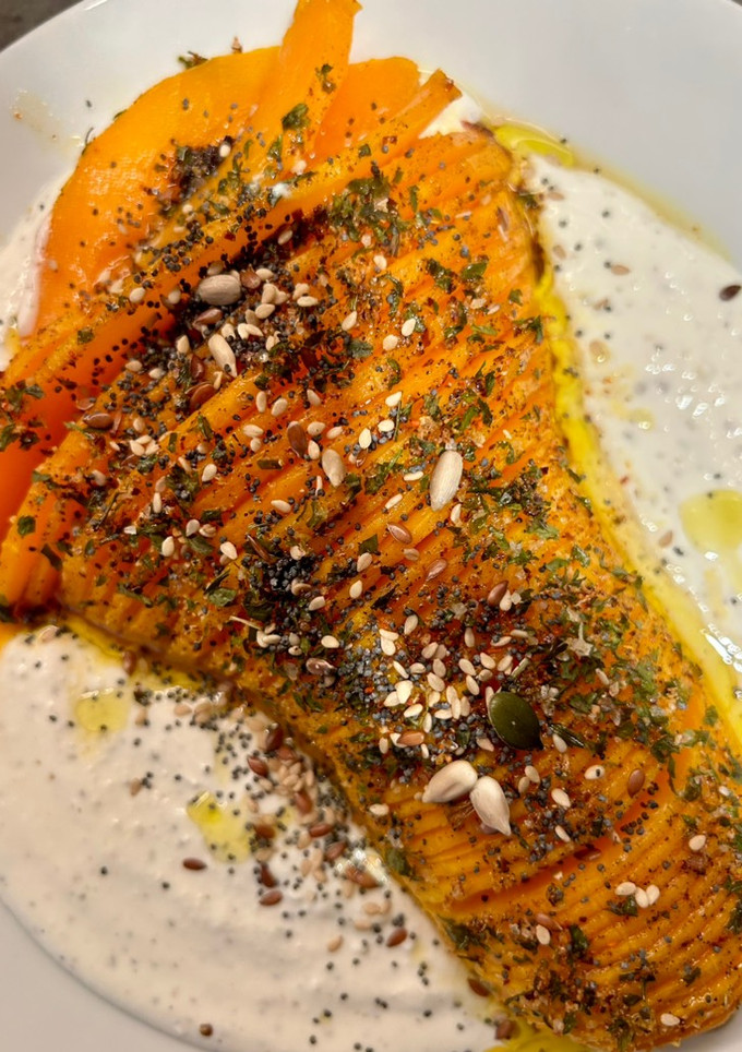 Una foto de Calabaza estilo hasselback con crema de queso feta 🎃