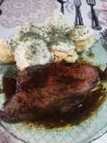 Blanda al horno con papas noisett y crema de champignones