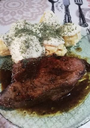 Una foto de Blanda al horno con papas noisett y crema de champignones