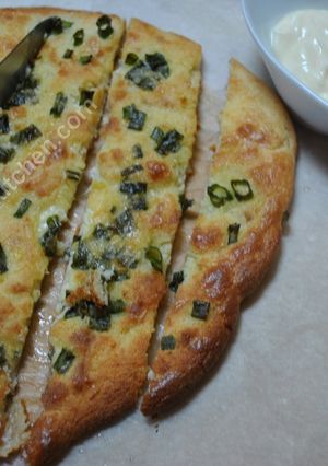 A picture of Keto Garlic Bread with almond flour   نان سیر با آرد بادام.