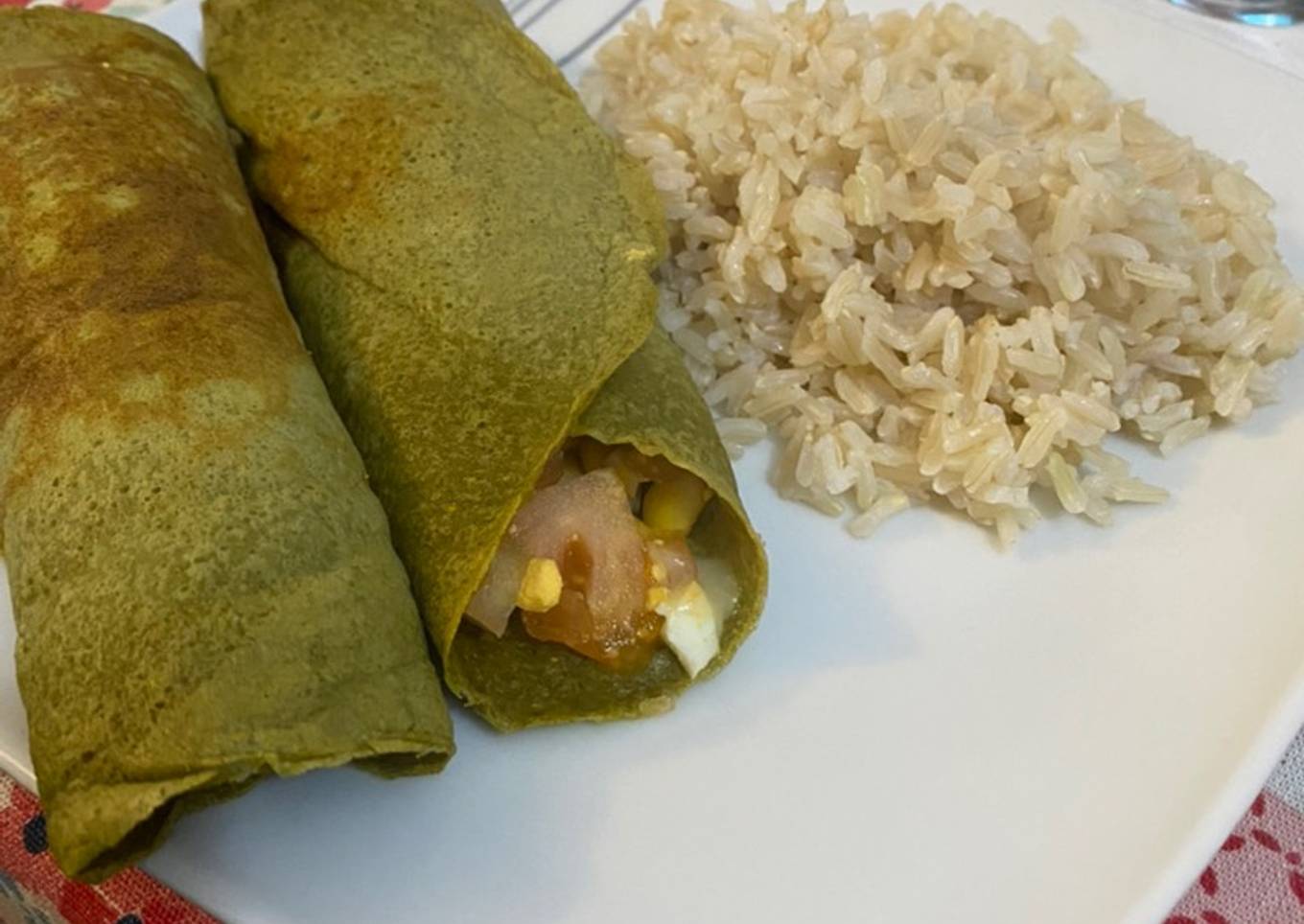 Creps de acelga relleno de queso, tomate, choclo y huevo