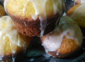Una foto de Muffins de mandarina en licuadora con glace de cítricos