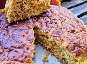Una foto de Bizcocho de naranja sanguina con nueces