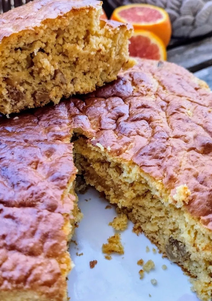 Una foto de Bizcocho de naranja sanguina con nueces