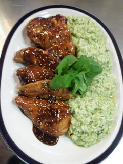 Una foto de Arroz verde con pollo y salsa agridulce