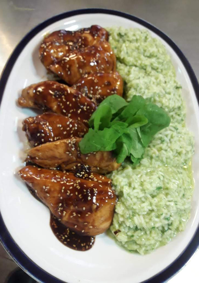 Una foto de Arroz verde con pollo y salsa agridulce