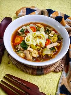 વેજીટેબલ થુકપા (Vegetable Thukpa recipe in Gujarati) રેસીપી મુખ્ય ફોટો