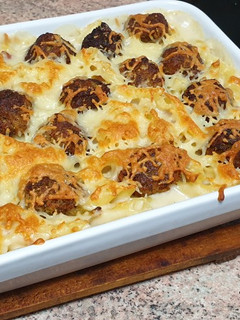Una foto de Macarrones con bechamel y bolitas de brócoli