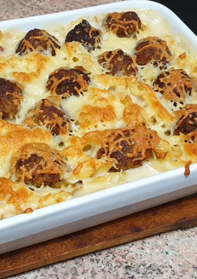 Una foto de Macarrones con bechamel y bolitas de brócoli