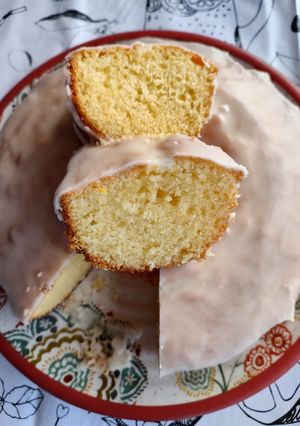 Una foto de Budín de limón esponjoso y húmedo