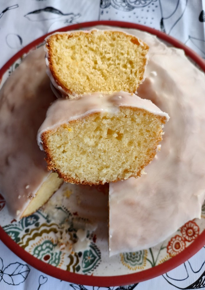 Una foto de Budín de limón esponjoso y húmedo