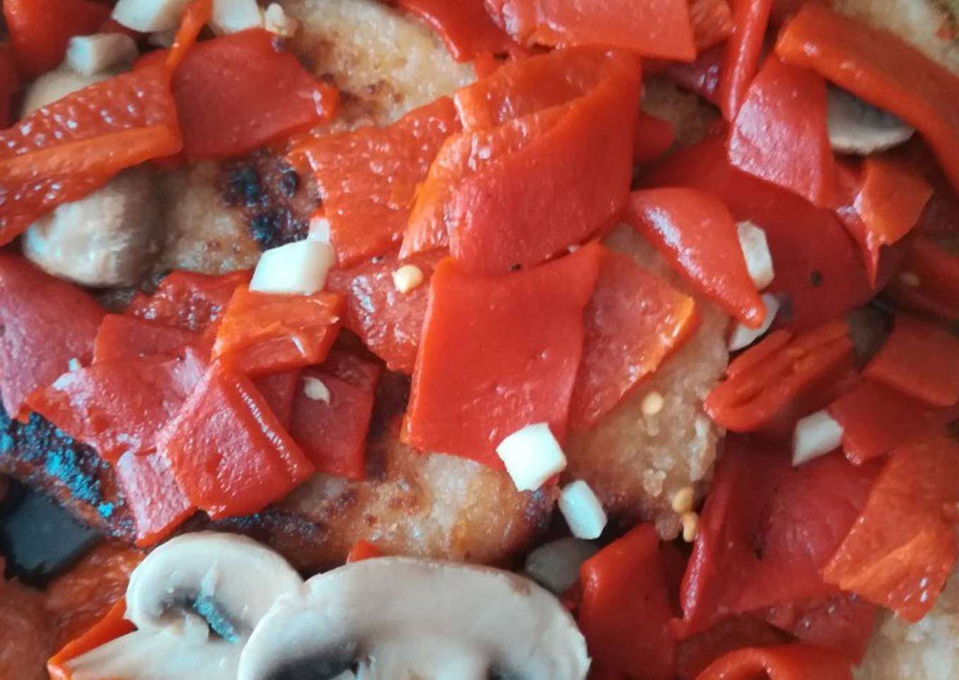 Filetes empanados con pimientos de piquillo
