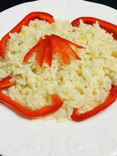 A picture of Onion rice with peas.