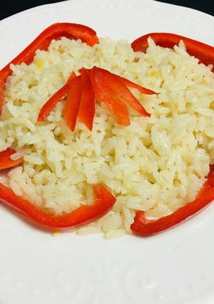 A picture of Onion rice with peas.