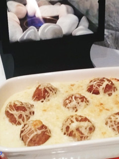 Una foto de Albóndigas con sorpresa de Idiazábal sobre puré de patata