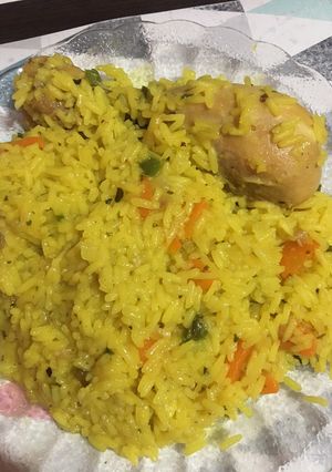 Una foto de Arroz con pollo y verdura 😋
