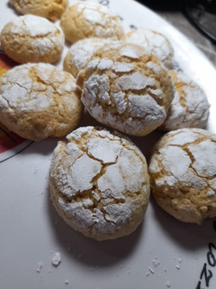 Una foto de Cookies craqueladas de limón (versión sin tacc)
