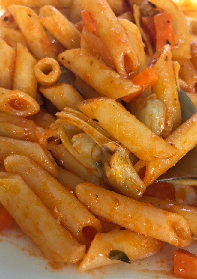 Una foto de Pasta con alcachofas