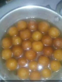 ब्रेड से बना गुलाब जामुन (bread se bna gulab jamun recipe in Hindi) रेसिपी मुख्य फोटो