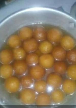 ब्रेड से बना गुलाब जामुन (bread se bna gulab jamun recipe in Hindi) रेसिपी मुख्य फोटो
