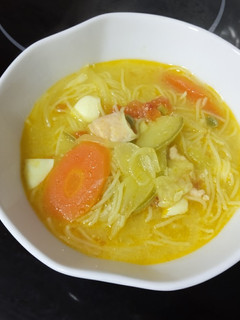 Una foto de Sopa de fideos de arroz y salmón