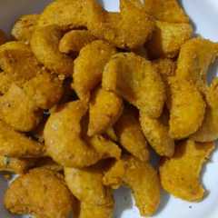 A picture of काजू नमक पारे (kaju namakpare recipe in Hindi).