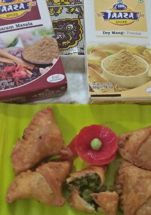 A picture of Cocktail Matar samosa.