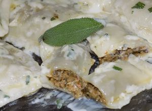 Una foto de Panzottis de verdura con salsa crema de salvia