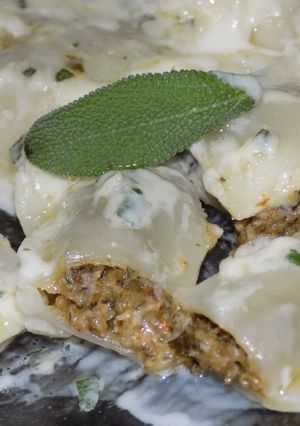 Una foto de Panzottis de verdura con salsa crema de salvia