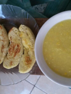 Foto resep Simple creamy corn soup with garlic bread