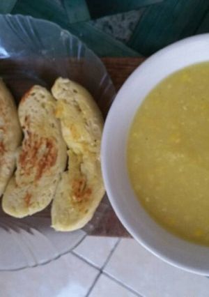 Foto resep Simple creamy corn soup with garlic bread