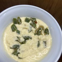 A picture of French beans in white gravy.