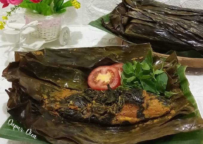 Pepes Ikan Mas Isi Daun Singkong