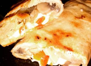 Una foto de Panzón de mozzarella champiñón y tomate