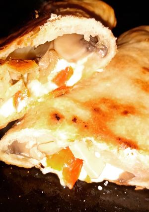 Una foto de Panzón de mozzarella champiñón y tomate
