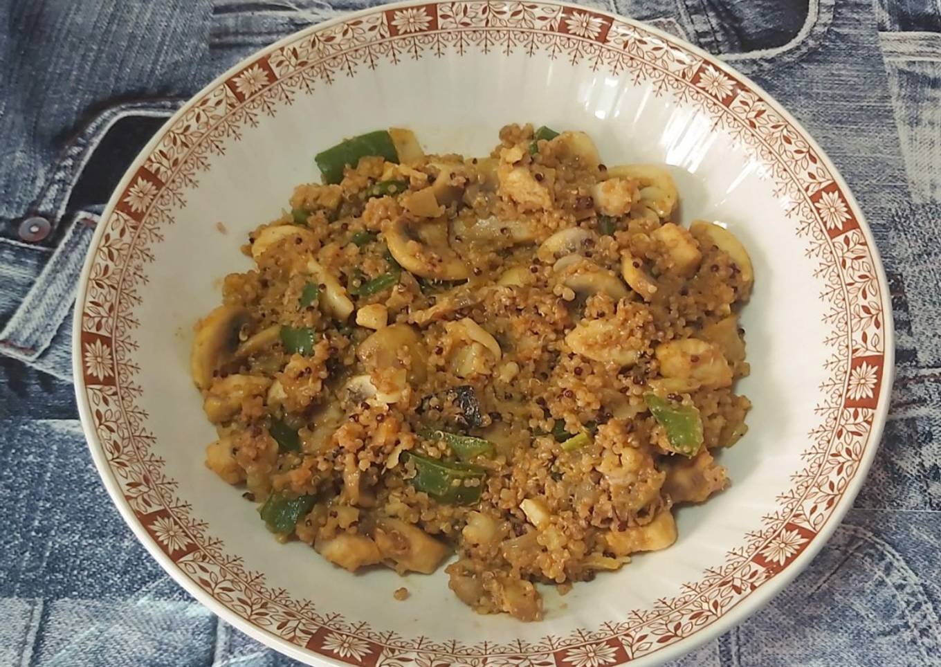 Ensalada de quinoa, mar y tierra