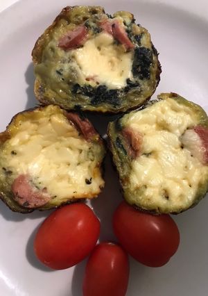 Una foto de Keto-muffins de espinaca y queso