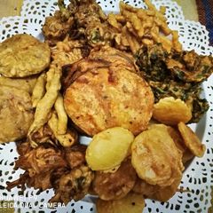 A picture of 8 Shahi pakoray pleter.