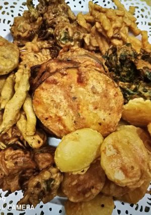 A picture of 8 Shahi pakoray pleter.