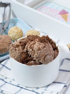 Una foto de Helado de Chufa chocolateda y remolinos de Nocilla